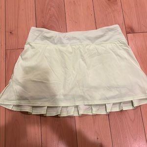 Women’s light green lululemon polkadot skirt size 8